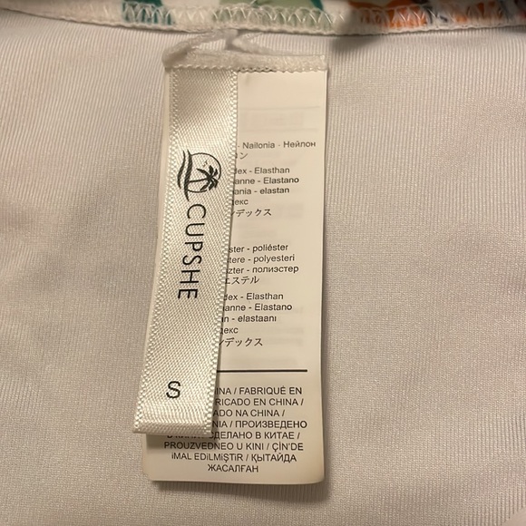 Brand is CUPSHE Size is a small fits extra small as well - Picture 2 of 5